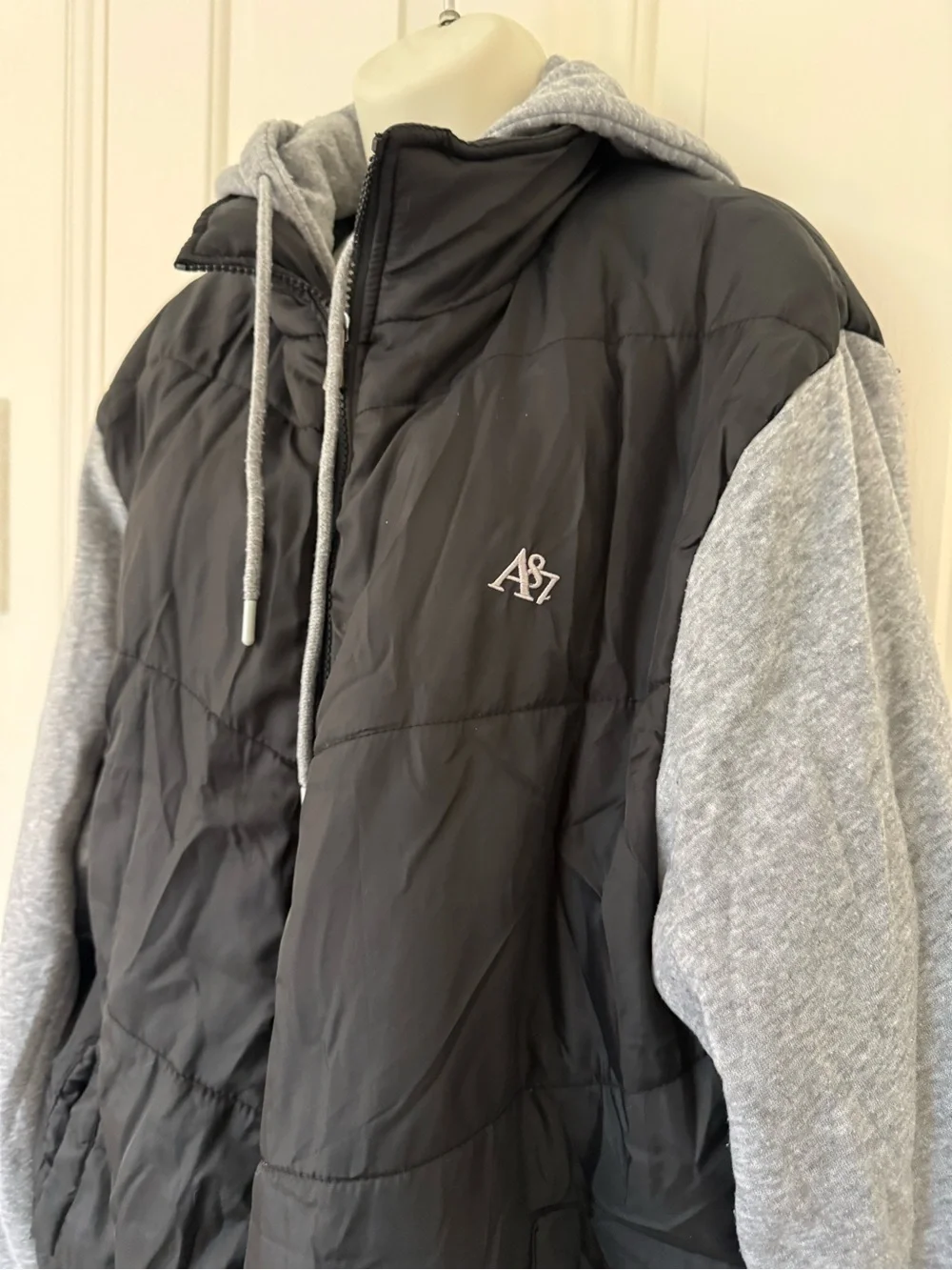 AEROPOSTALE Y2K Black Puffer Jacket with Gray Hooded Sleeves - Men's